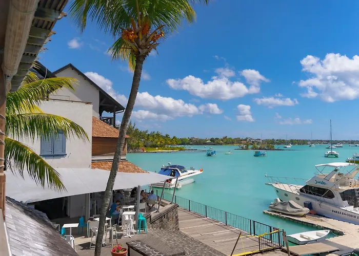 Beachfront Luxurious Stunning Sunset Boulevard Apartment, Grand Baie