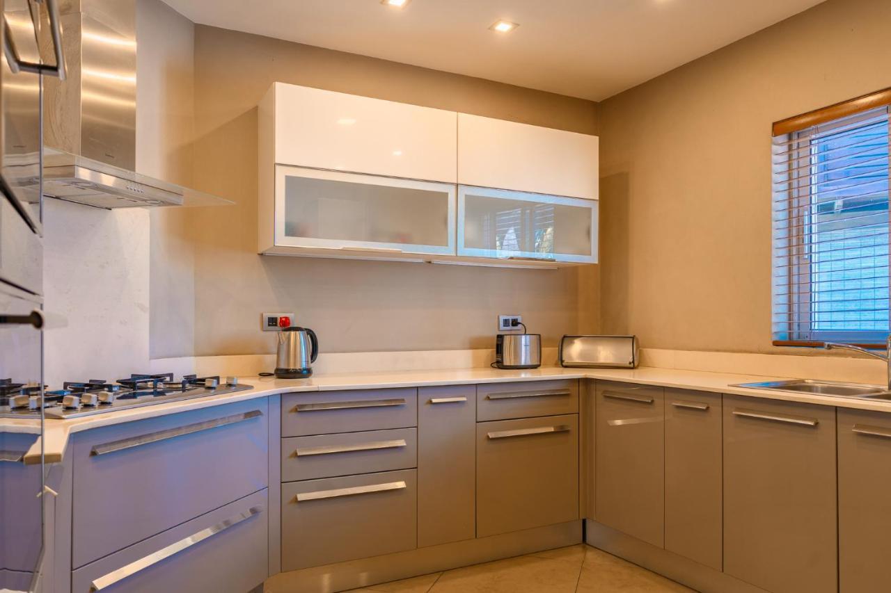 Beachfront Luxurious Stunning Sunset Boulevard Apartment,