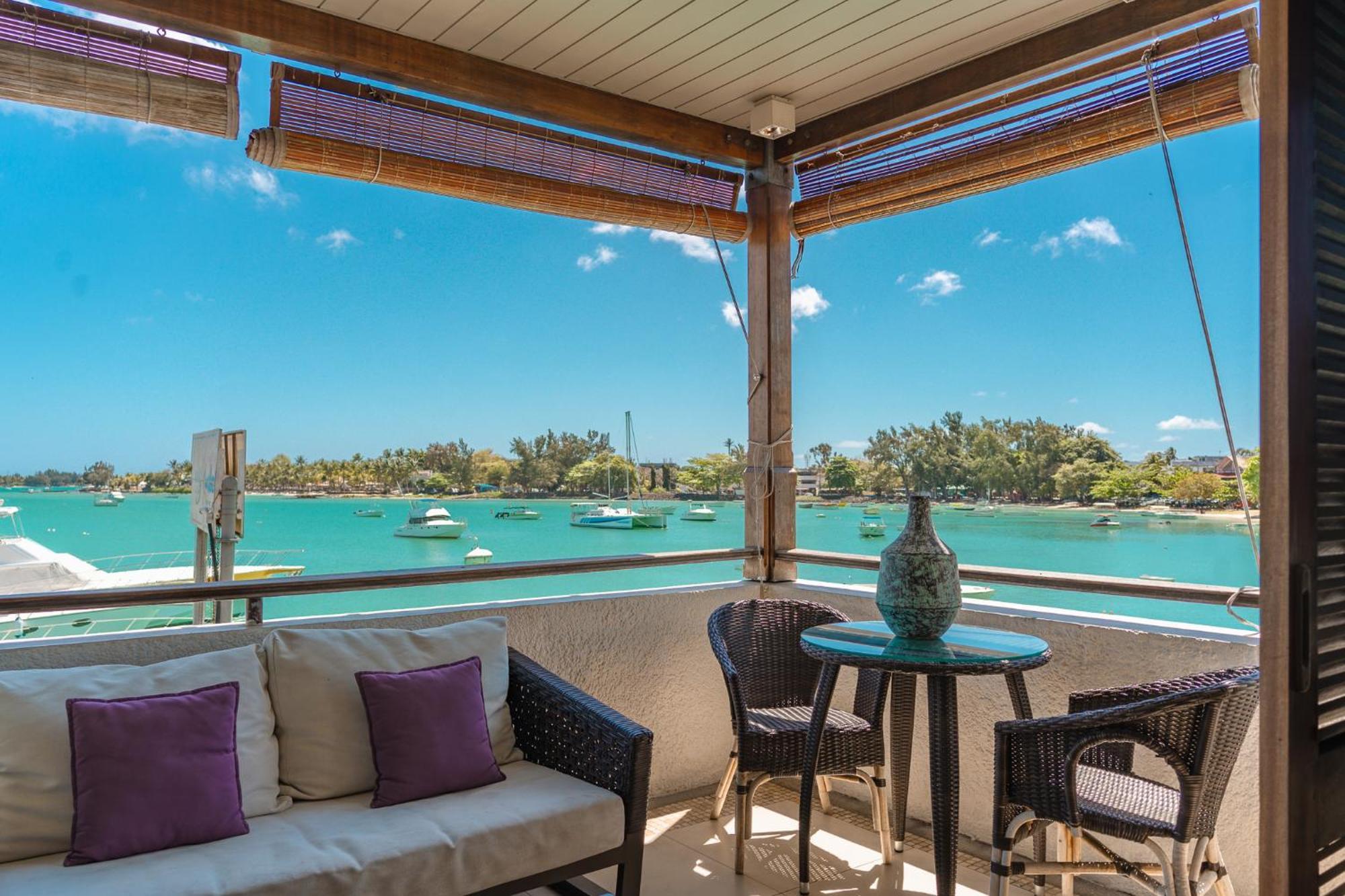 Beachfront Luxurious Stunning Sunset Boulevard Apartment, Grand Baie