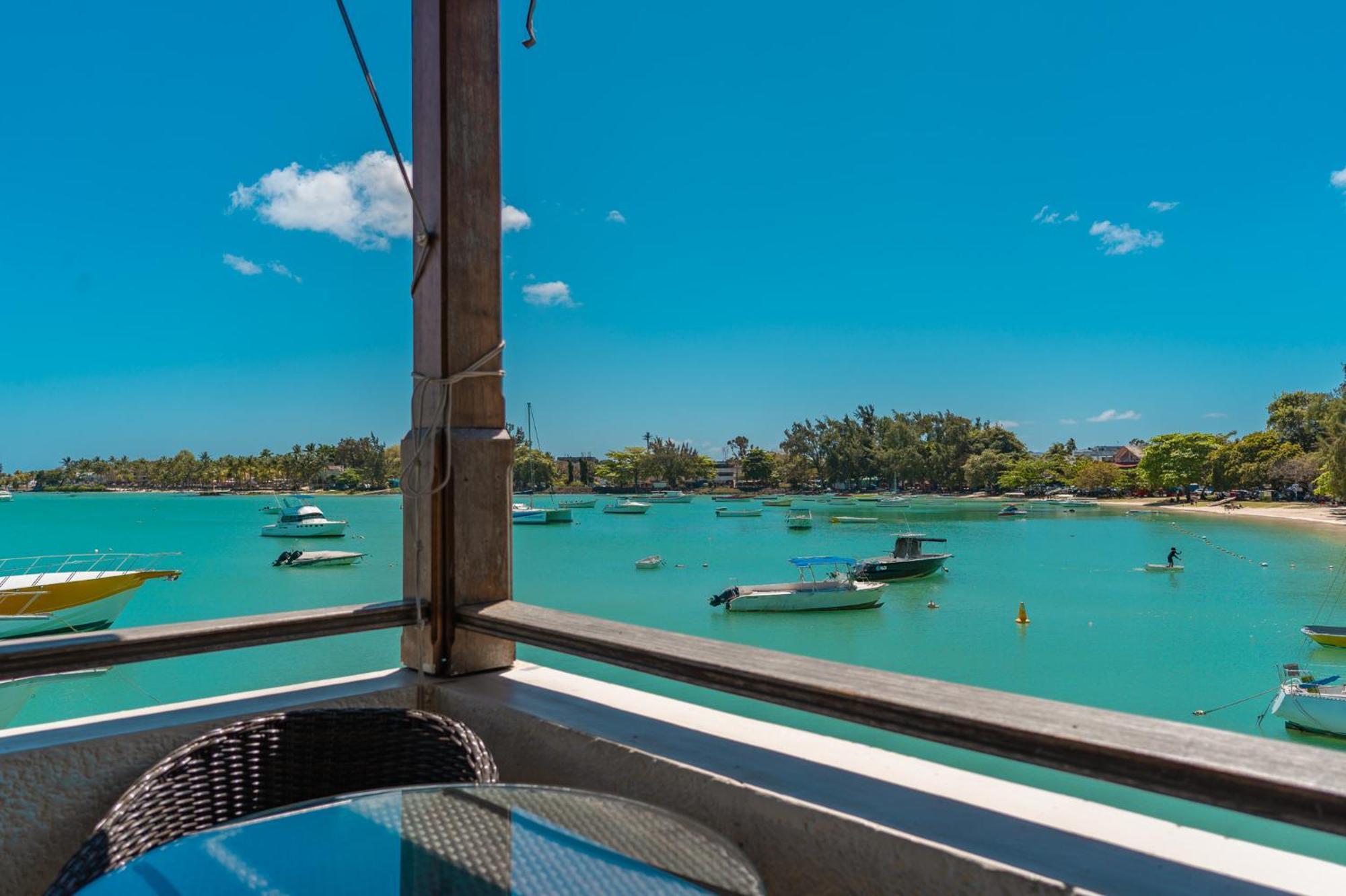 Beachfront Luxurious Stunning Sunset Boulevard Apartment, Grand Baie